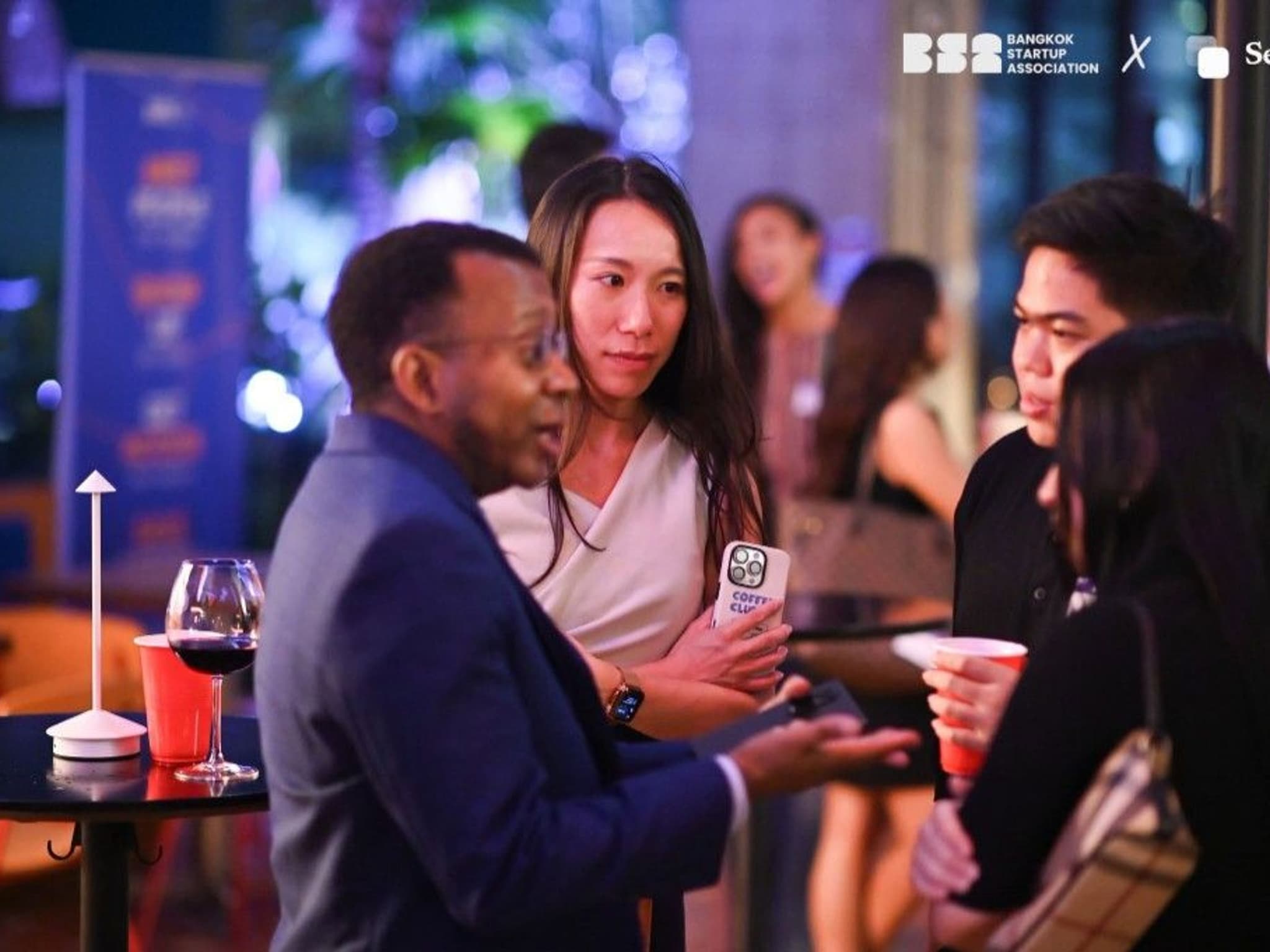 Priscilla Yeung and Pan Karnjanaekarin of Issa Compass swapping stories with founders at the Bangkok Startup Association NØTWORKING Night at Vinyl & Wine, Emsphere